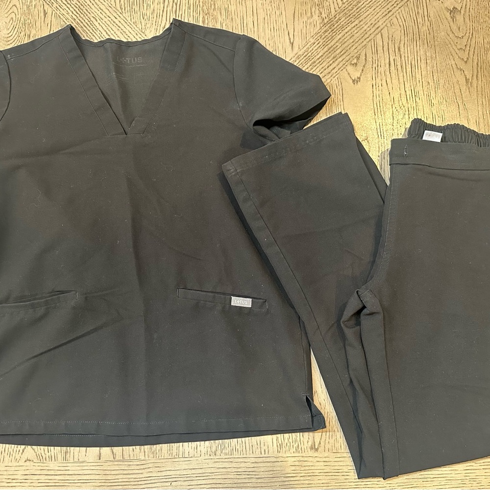 Women’s medical scrubs. Top: S, bottoms: XS